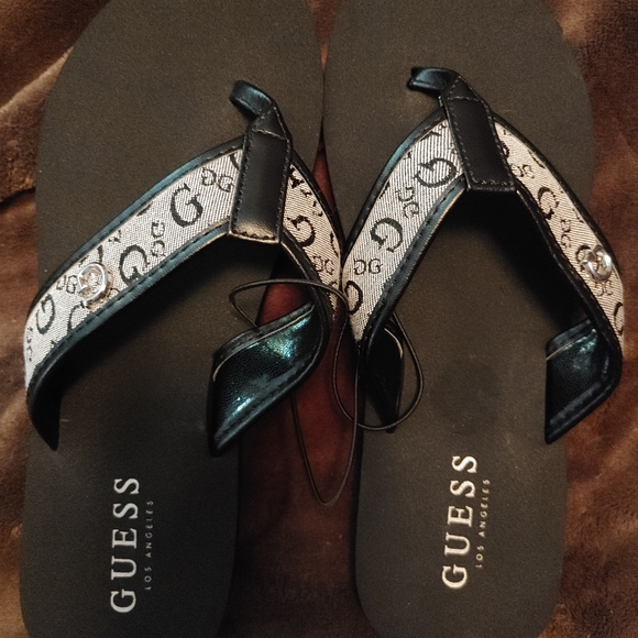 Guess Flip Flops - Picture 2 of 3